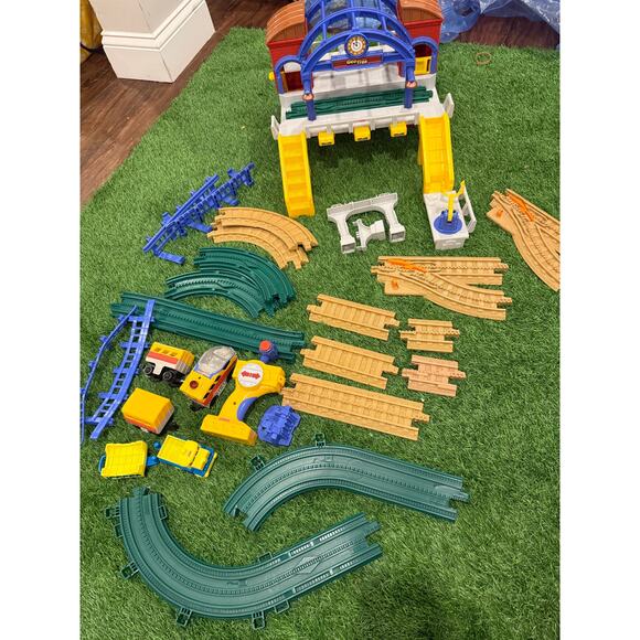 Fisher-Price GeoTrax Rail & Road System Grand Central Station Train Set L3133 - Picture 2 of 8